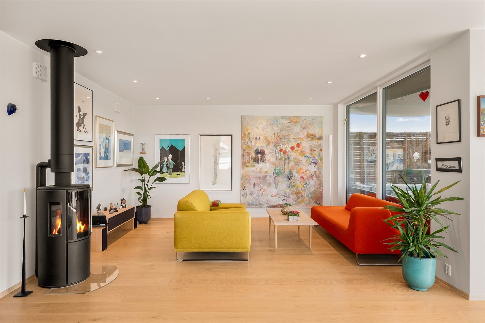 Stuen har god plass til sofagruppe og en moderne vedovn som gir ekstra varme og atmosfære. Galleribilde