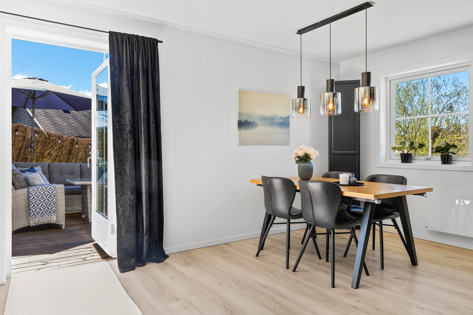 Fra stuen er det utgang til terrasse noe som gjør at stuen føles enda større på sommerhalvåret Galleribilde