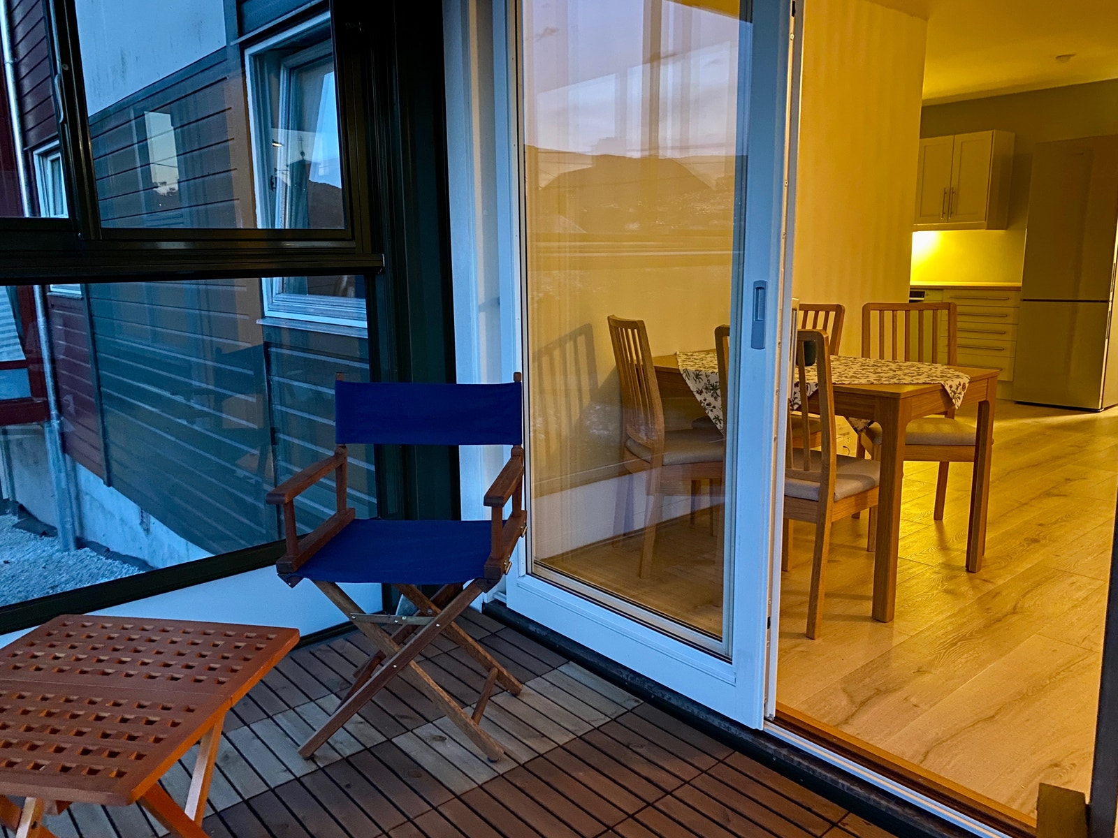Spisebord og kjøkken, sett fra terrassen. Galleribilde