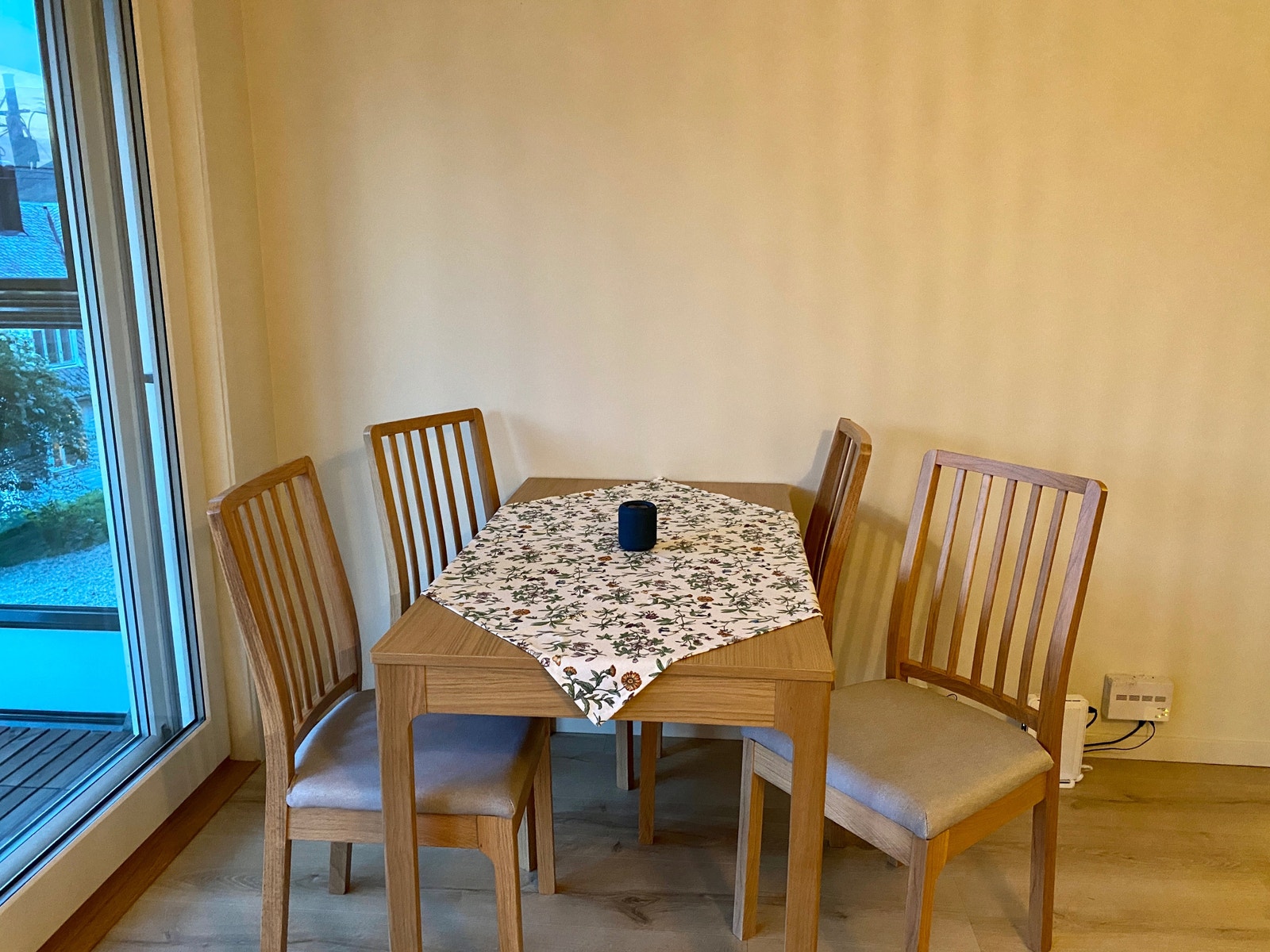 Spisebord med 4 stoler. Galleribilde