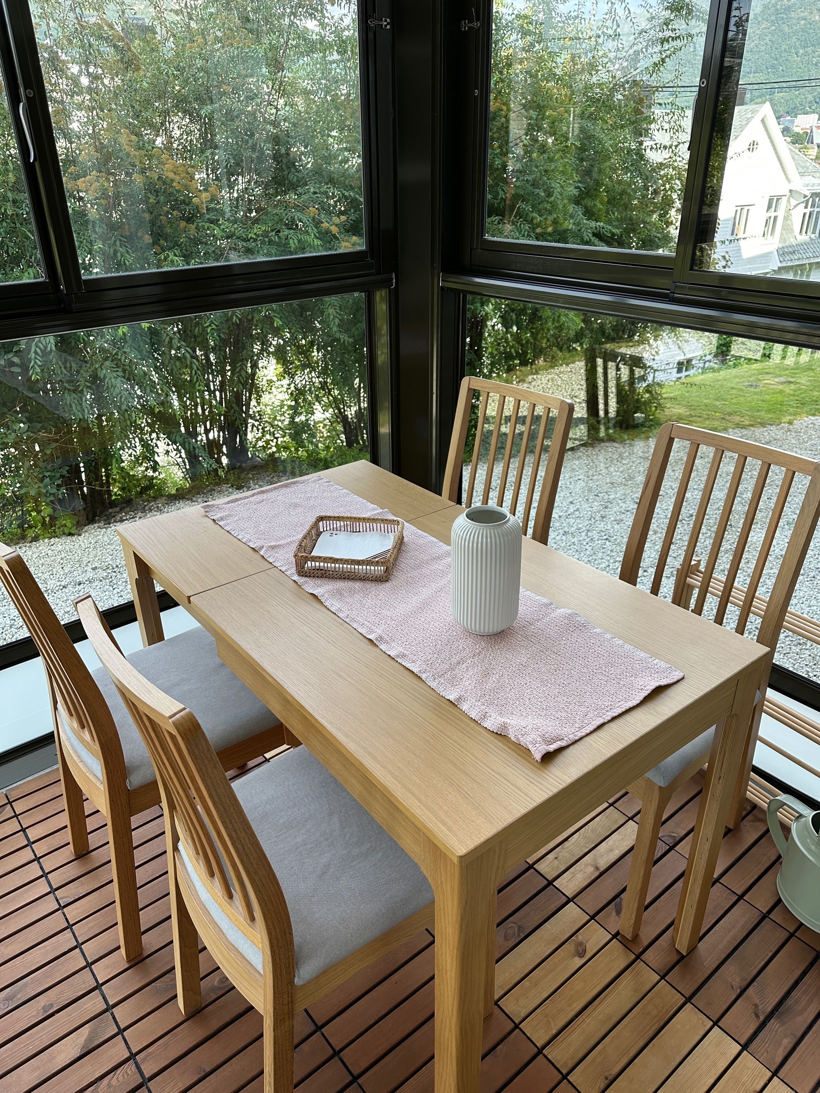 Spisebordet plasser ute i innglasset terrasse. Galleribilde