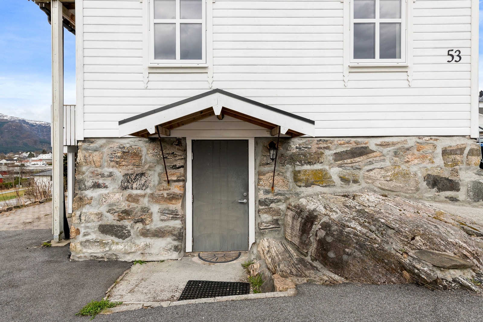 Dør til kjeller som inneholder vaskerom og bodarealer. Galleribilde