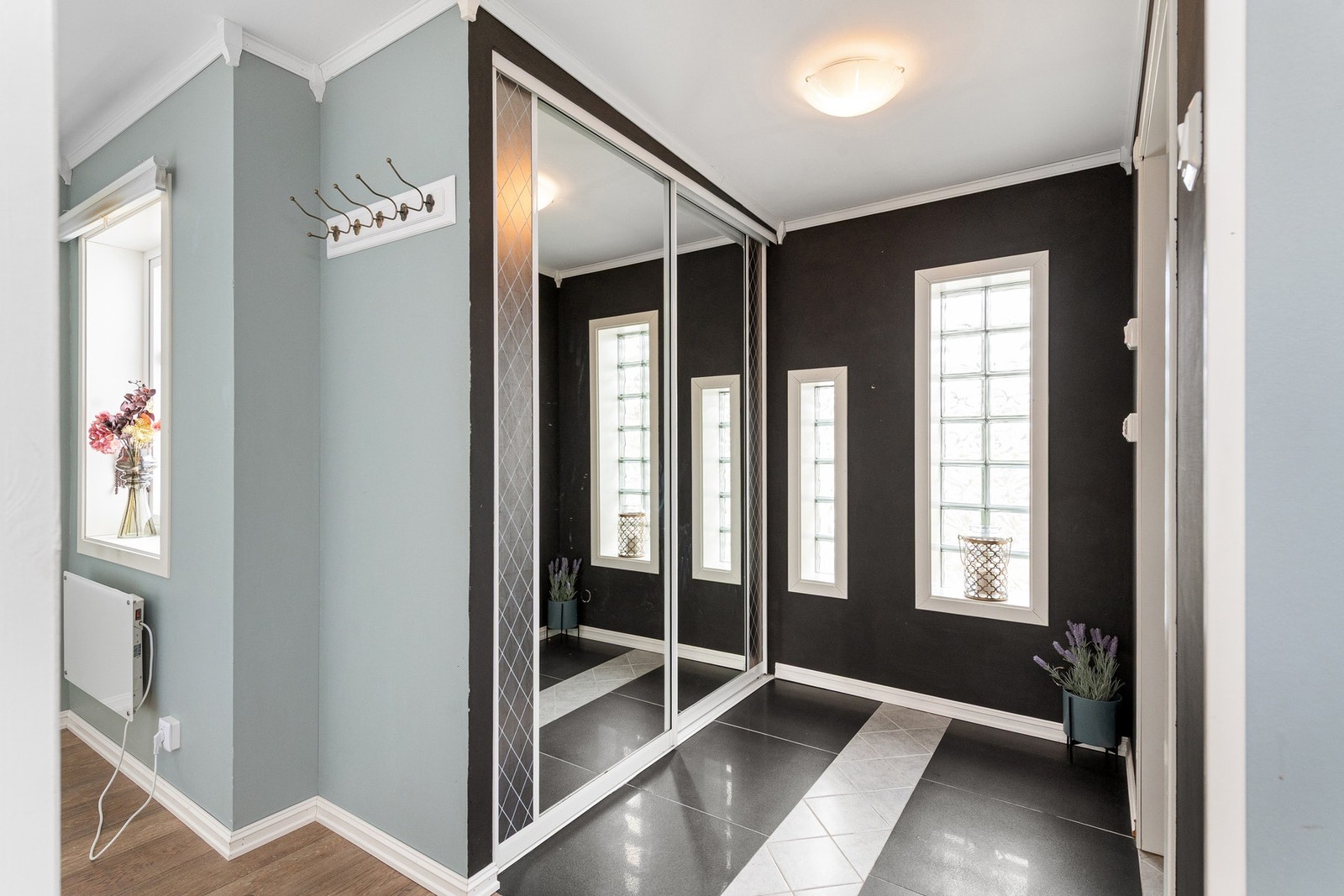 Gang med skyvedørsgarderobe. Galleribilde