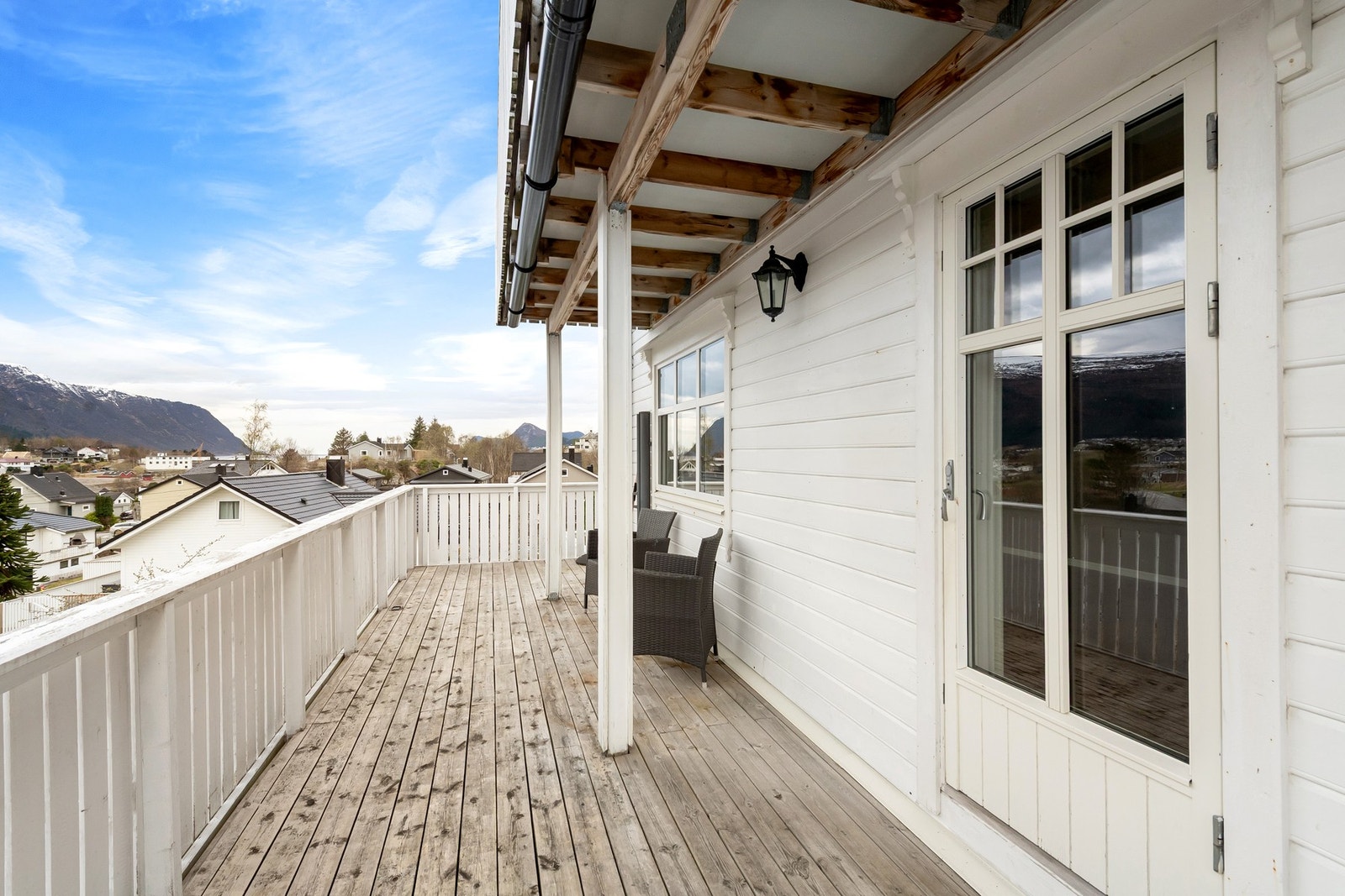 Veranda med utgang fra hovedetasjen. Galleribilde