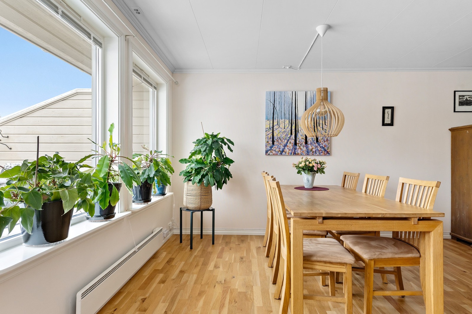 Stuen har god plass til spisemøbler Galleribilde