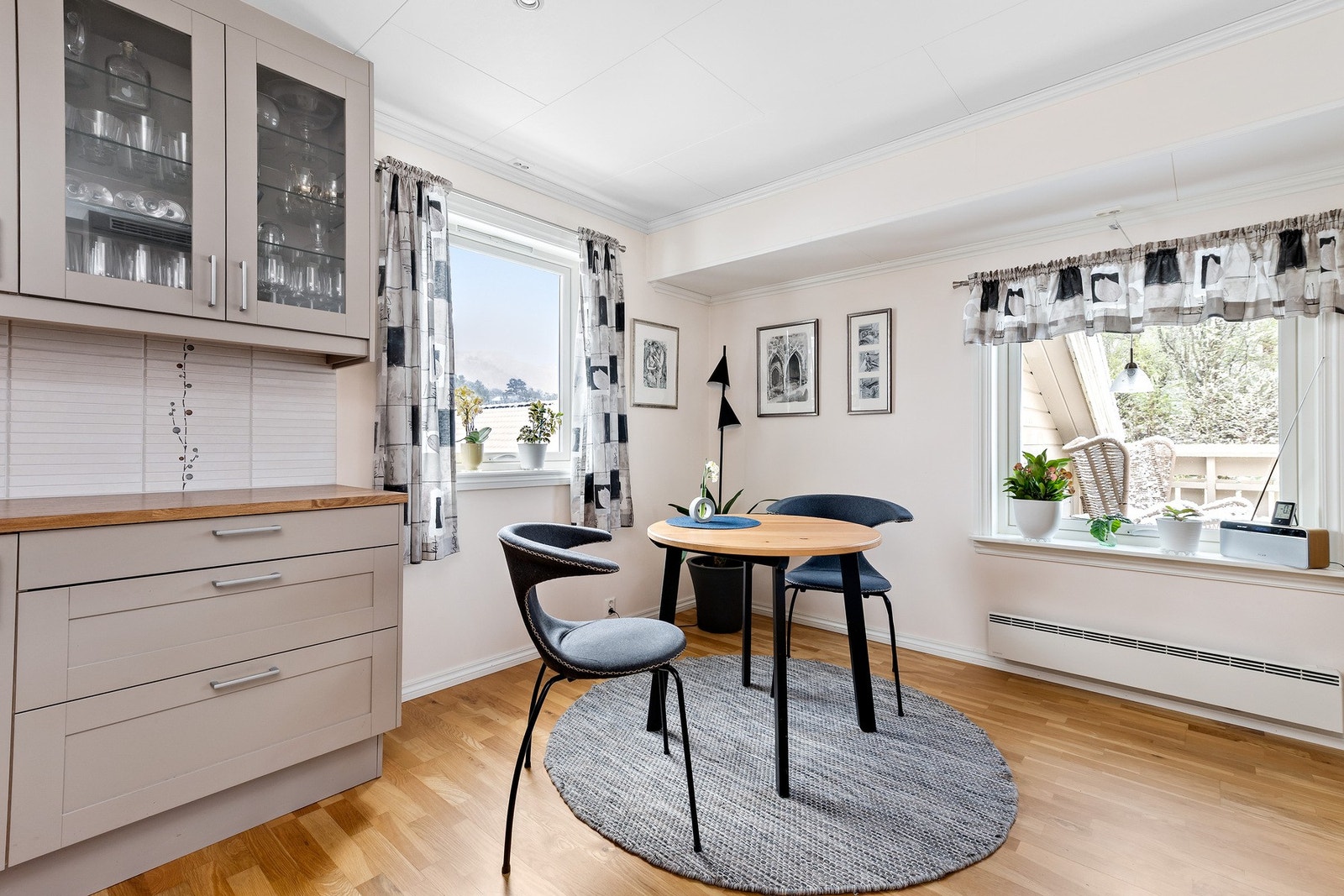 Kjøkken med god spiseplass Galleribilde
