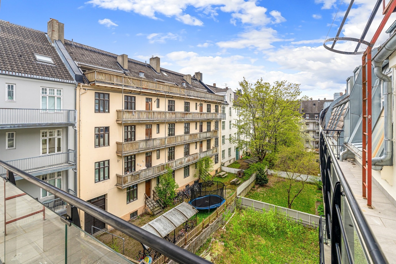 Balkongen er vendt mot en rolig bakgård og har gode solforhold på sommerstid. Galleribilde