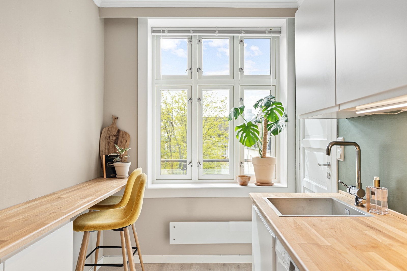 Kjøkkenet har frittstående hvitevarer som komfyr, oppvaskmaskin og kjøle/fryseskap. Disse medfølger handelen. Galleribilde