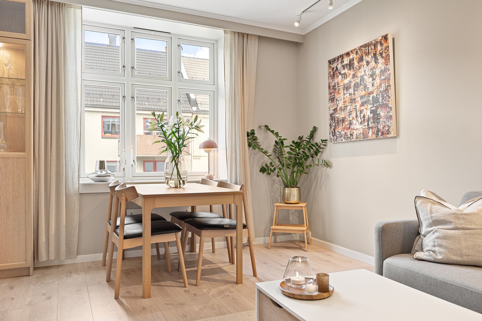 Spiseseksjonen finner sin naturlige plassering ved stuevinduene. Galleribilde