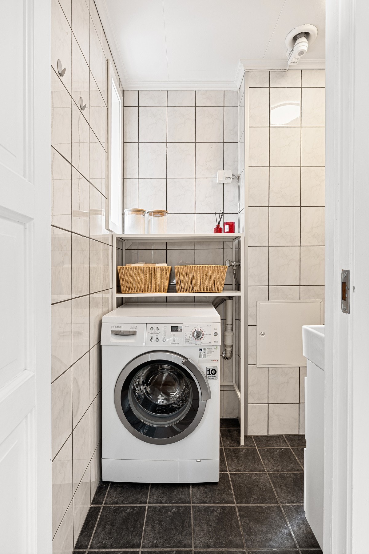 Badet har både varme i gulv og opplegg til vaskemaskin. Galleribilde