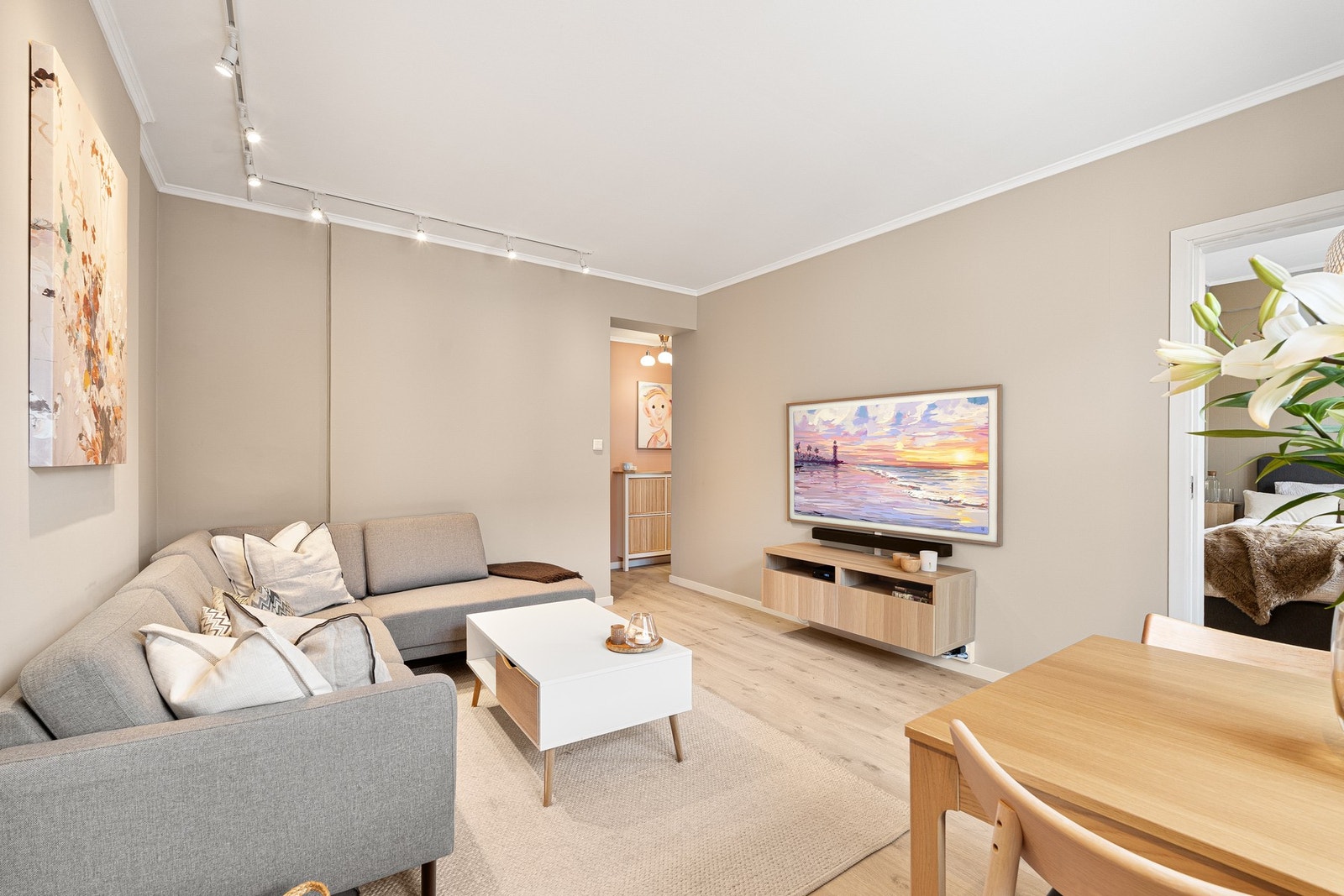 Den praktiske planløsningen gir ypperlige møbleringsmuligheter for både sofagruppe og TV-bord. Galleribilde