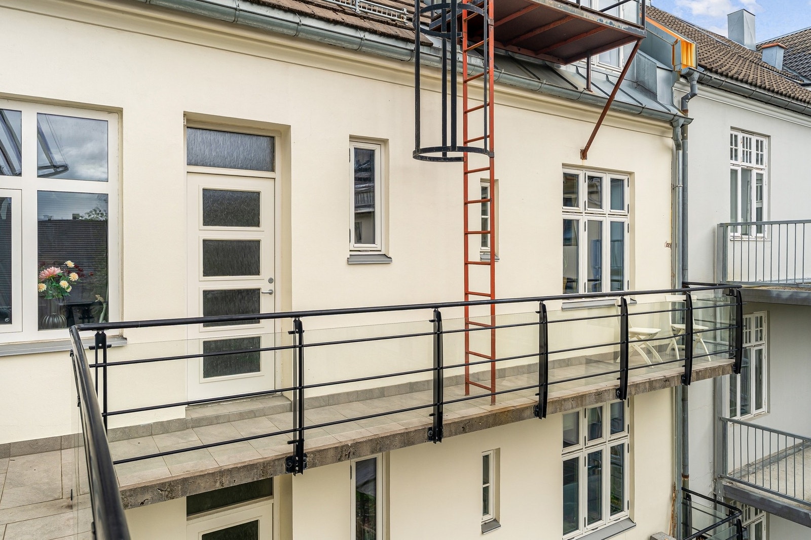 I samme etasje finner man en felles balkong hvor leiligheten disponerer arealet til høyre for branntrappen selv. Galleribilde