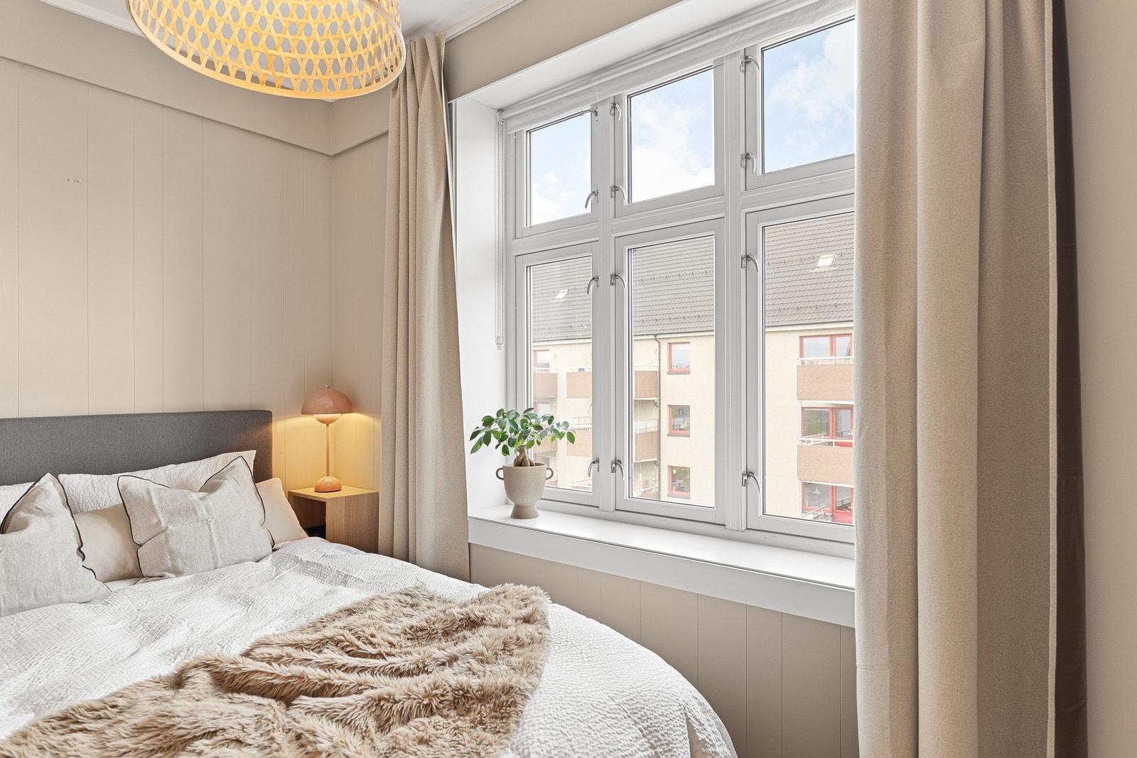 Her e det plass til både dobbeltseng og nattbord. Galleribilde