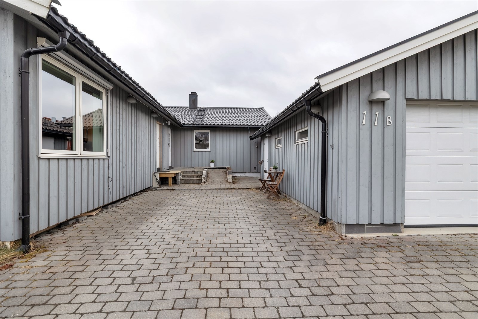 Flott oppkjørsel med brostein, hele veien opp til inngangspartiet. Rikelig parkeringsplass her også. Galleribilde