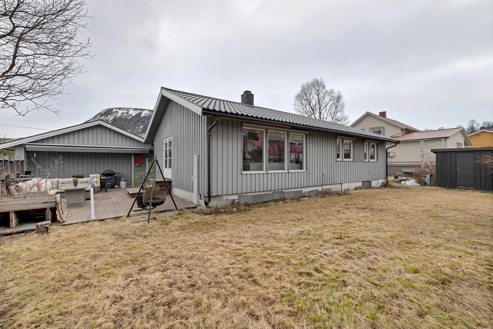Velkommen til Tønsnesvegen 11B - En hel tomannsbolig med alt på ett plan, dobbeltgarasje, hage og attraktiv beliggenhet! Galleribilde