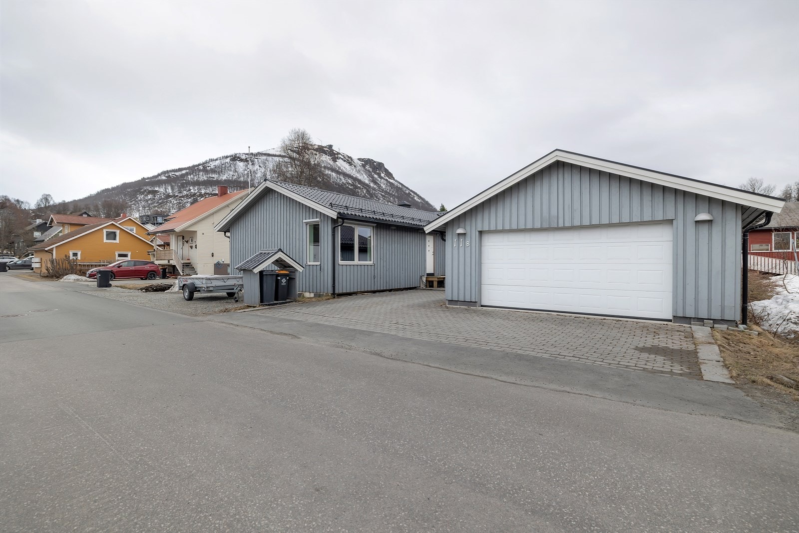 Boligen befinner seg sentralt i Tromsdalen, og har gode parkeringsmuligheter i dobbeltgarasje, i tillegg til parkering på tomten. Galleribilde