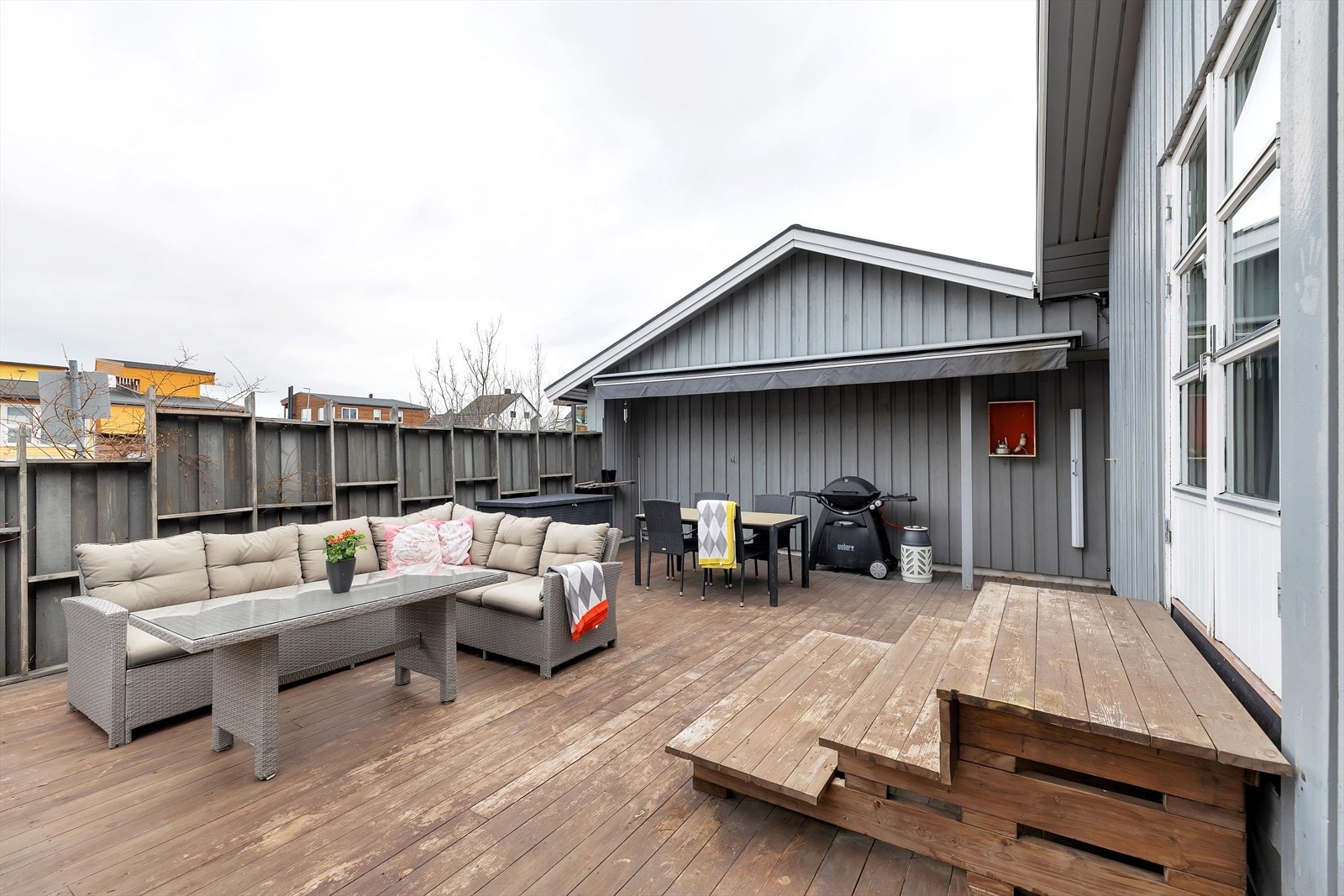 Utgang fra stue til stor terrasse på 56 m²! Galleribilde