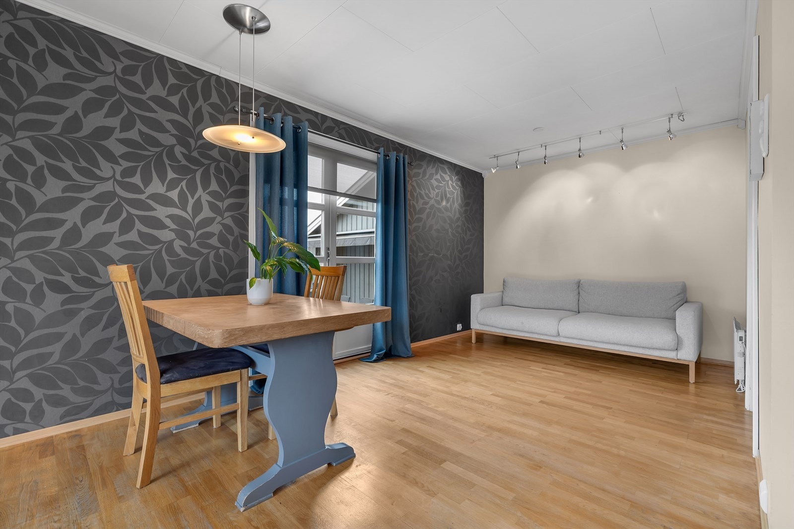 Her får du god plass til spisestue, hvor du kan invitere gjester i både små og store lag til et godt måltid. Galleribilde