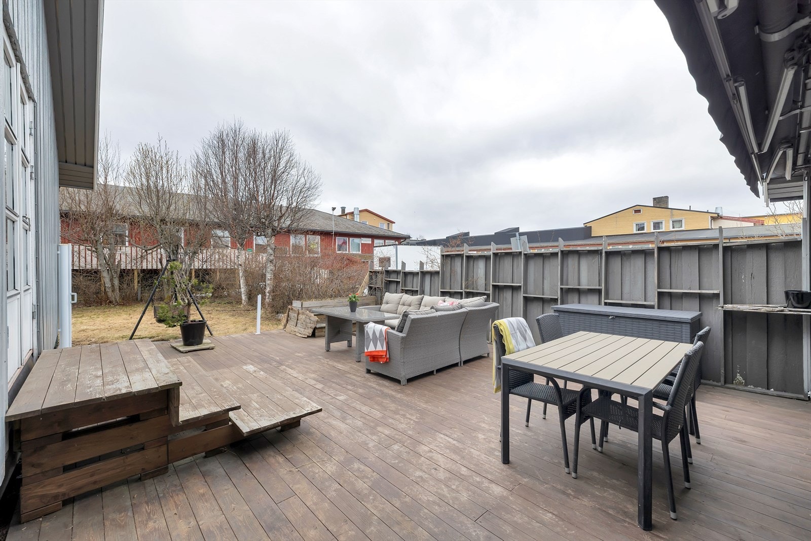 Fra terrassen er det direkte adkomst til hagen. Galleribilde
