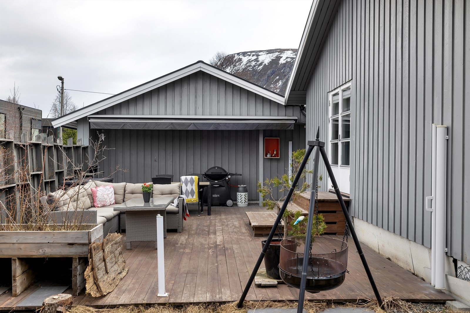 På terrassen har du plass til både utemøbler og grill! Er perfekt oppholdssted på fine sommerdager! Galleribilde