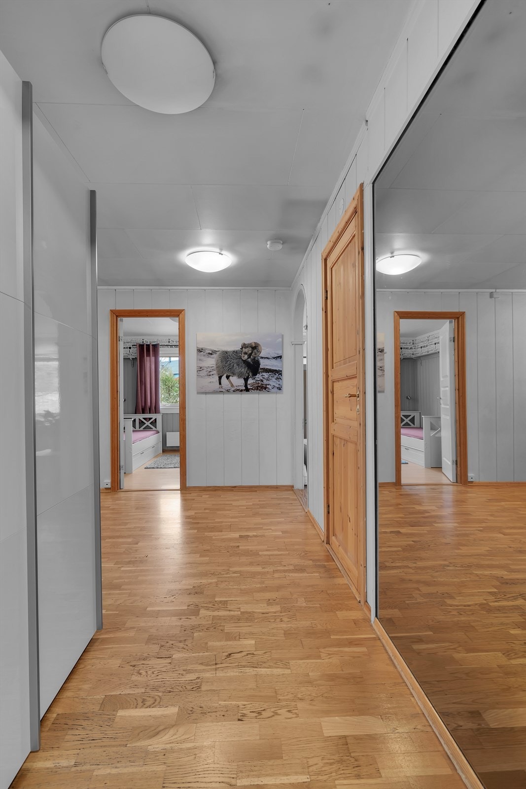 Rikelig med plass for oppheng og oppbevaring av yttertøy, sko og diverse annet i garderobeløsningene i gangen. Galleribilde
