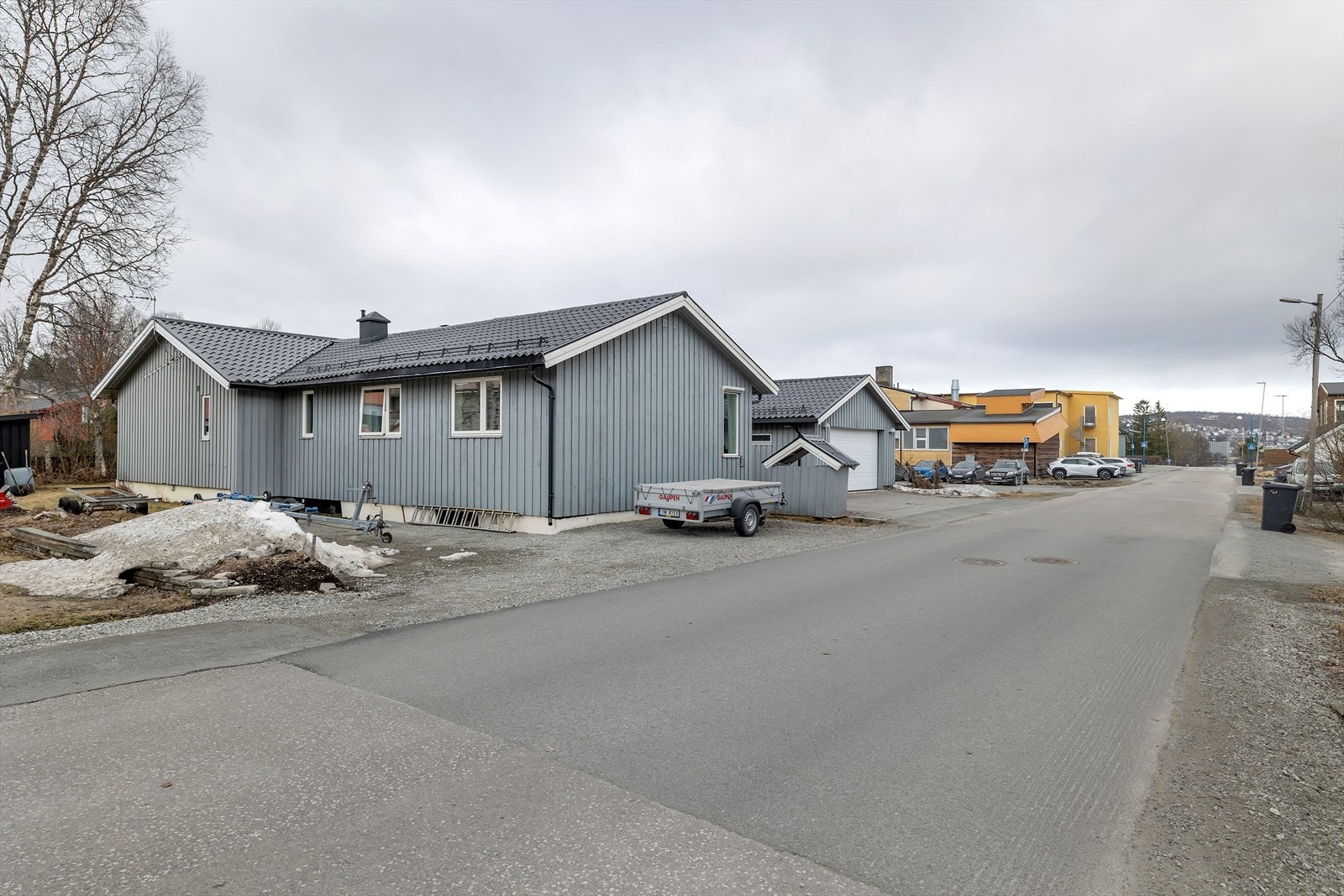 Boligen har kort avstand til barnehage, skole, dagligvarebutikk og offentlig kommunikasjon. Gangavstand til tur- og friluftsområder. Galleribilde
