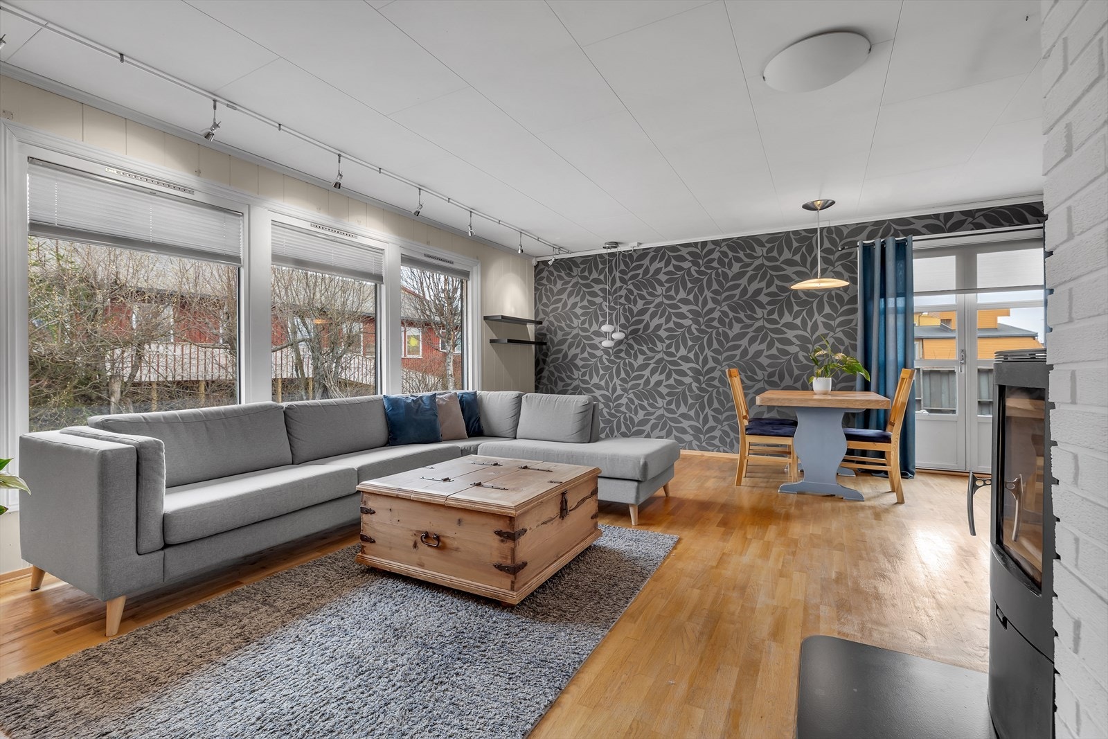 Romslig stue, med gode møbleringsmuligheter og plass til både sitte- og spisegrupper. Galleribilde