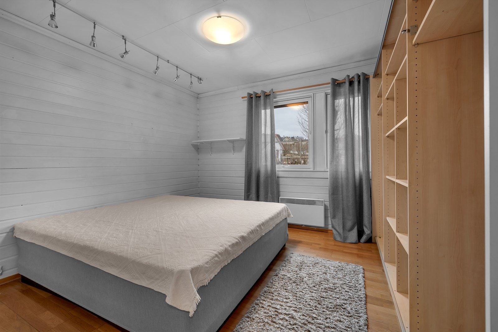Soverom 1 - Romslig, med god plass til stor seng. Galleribilde