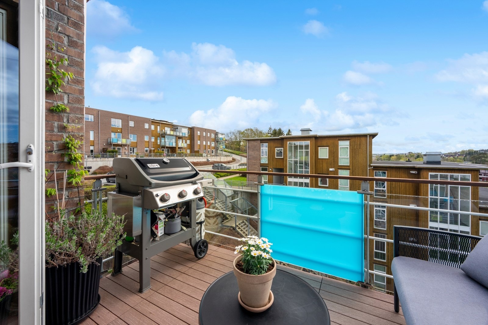 Her har man god plass til både utemøbler, grill og potteplanter. Galleribilde