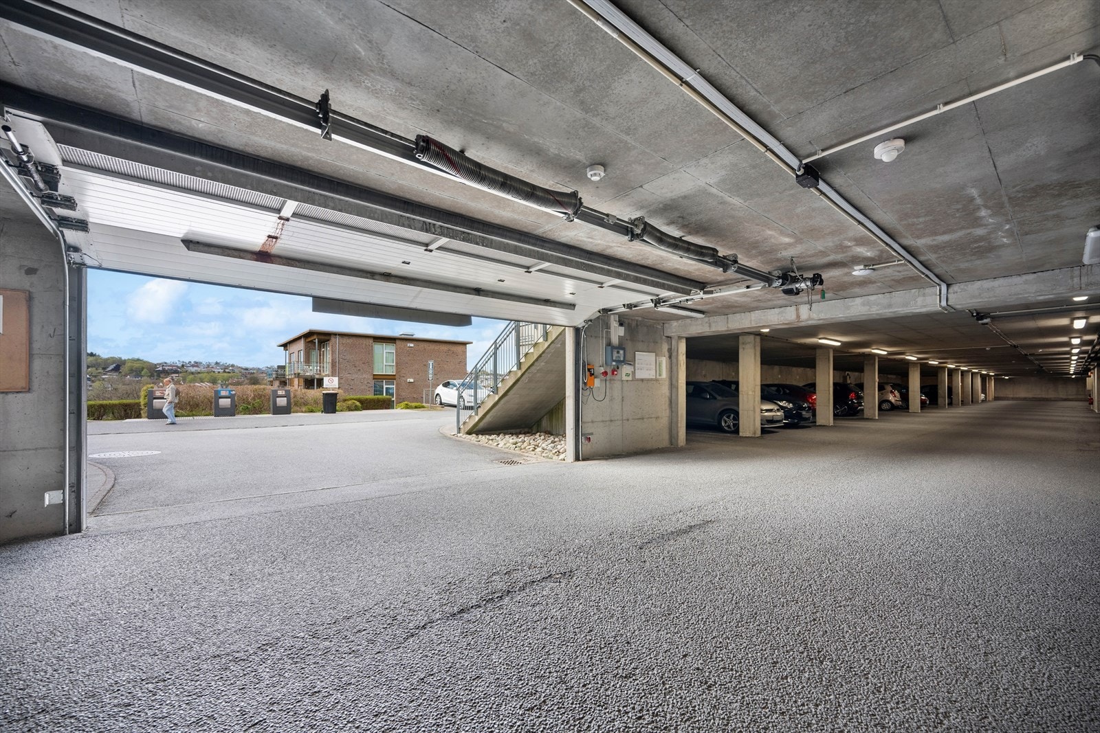 Fast parkeringsplass i garasjeanlegg, hvor man også har en bod rett ved parkeringsplassen. Galleribilde