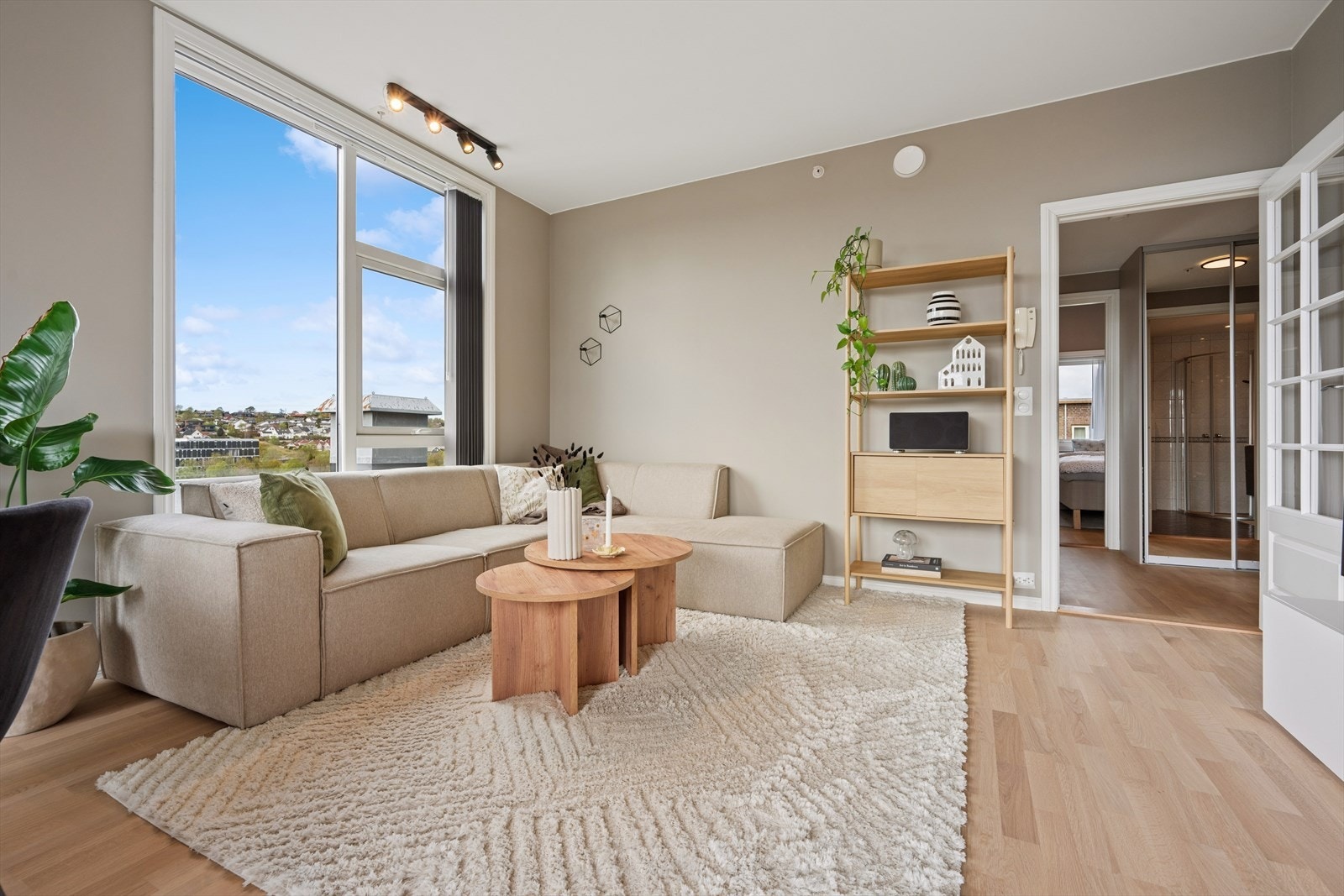 I stuen er det god plass til en sofakrok. Galleribilde