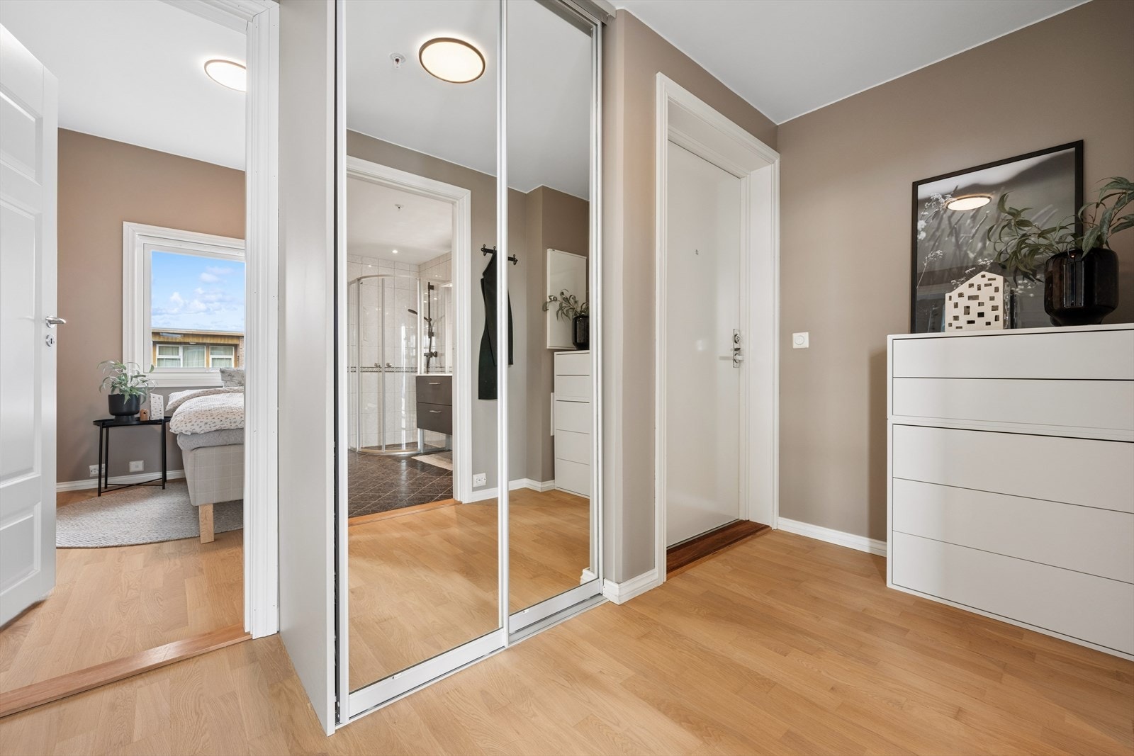 Velkommen inn! Romslig gang med god plass til å henge fra seg sko og yttertøy Galleribilde