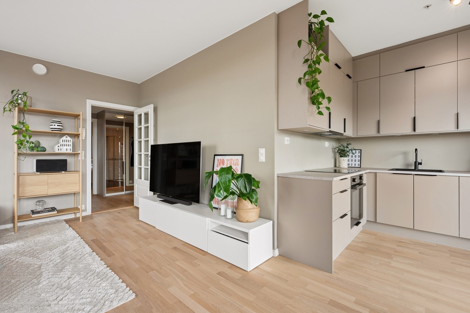 Delvis åpen stue/kjøkken løsning, hvor det er god plass til både sofa- og spisegruppe. Galleribilde