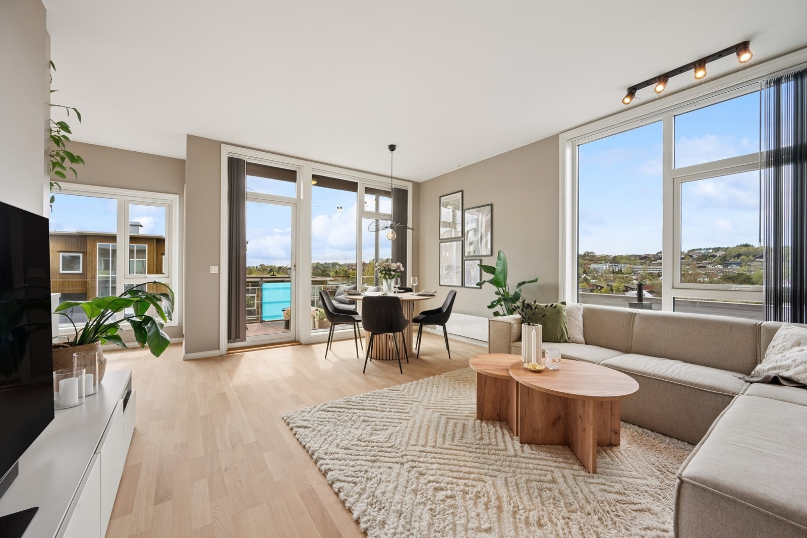 Videre kommer man inn til en stor og lys stue! Galleribilde