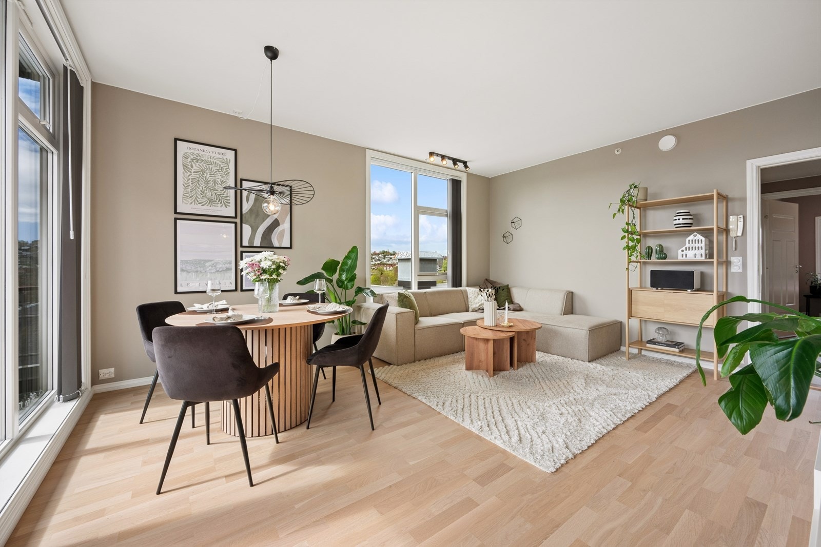 Store vindusflater som gir rikelig med naturlig lys. Ny parkett i 2024! Galleribilde