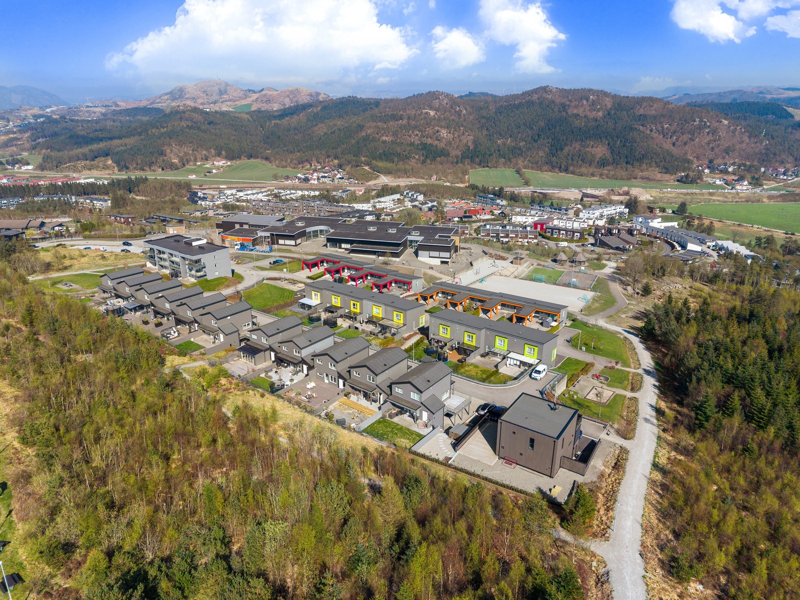 Eiendommen ligger i et barnevennlig og rolig boligområde på Bogafjell i Sandnes kommune. Galleribilde