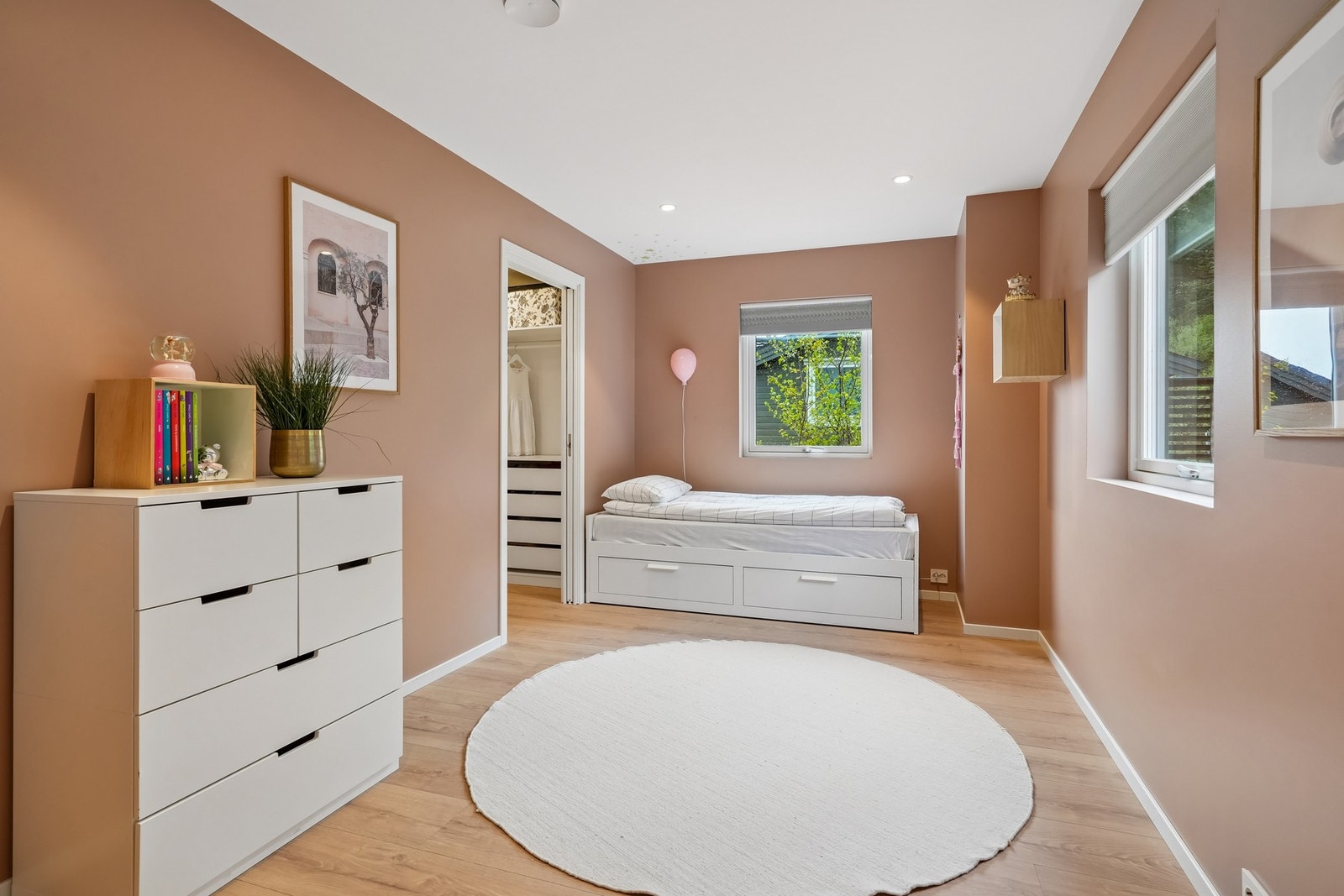 Soverom nr. 3 er på 12,4 kvm og direkte tilkomst til et walk-in closet på ca. 5 kvm. Galleribilde