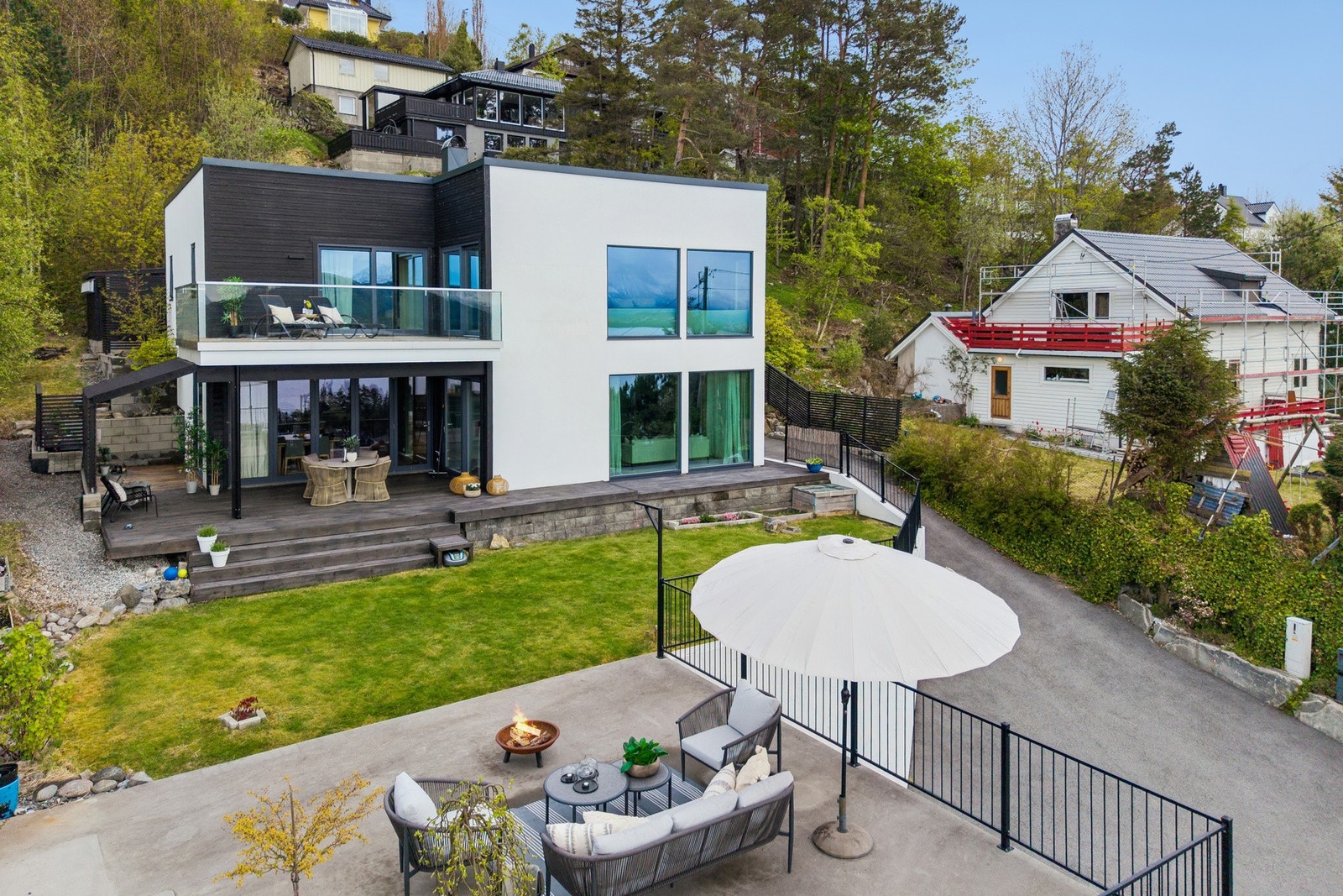 Eiendommen ligger i et populært boområde med kort vei til skole, barnehage, offentlig kommunikasjon, servicetilbud og utmerket turterreng. Galleribilde