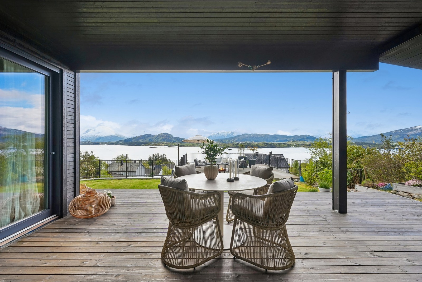 Fra kjøkkenet har du tilkomst til en stor terrasse mot sydvest på hele 56 kvm med fantastisk utsikt. Overbygd parti utgjør 22 kvm av arealet. Galleribilde