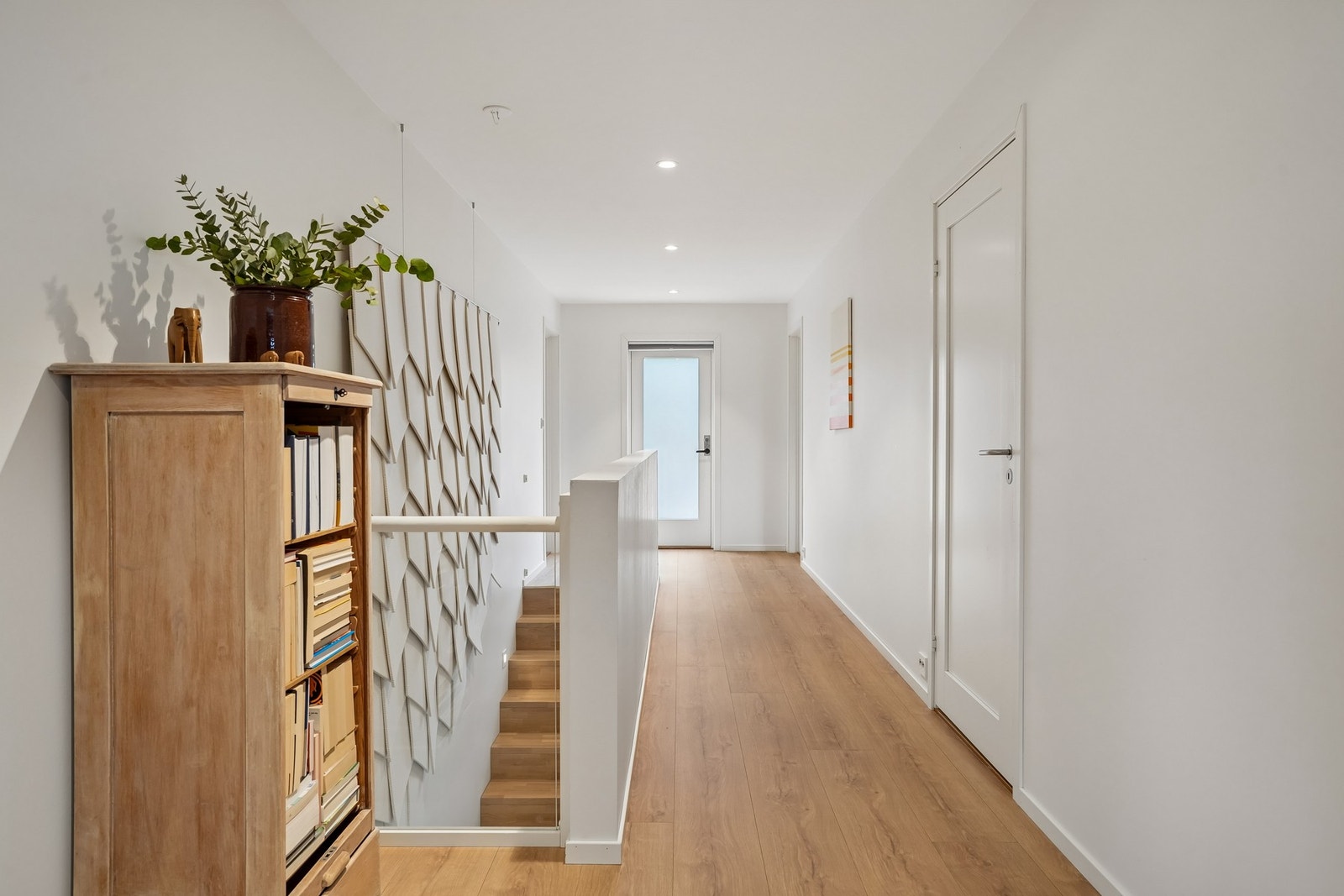 Vi beveger oss opp til 2.etasjen, her finner vi blant annet tre soverom, walk-in closets, bad og loftstue, samt utgang til nordvendt uteområde. Galleribilde
