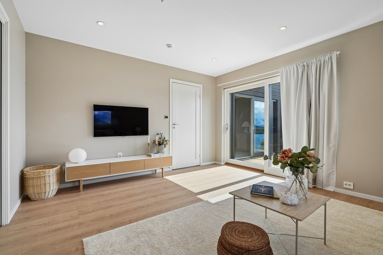 Fra stuen har du skyvedør til den solrike verandaen. Galleribilde