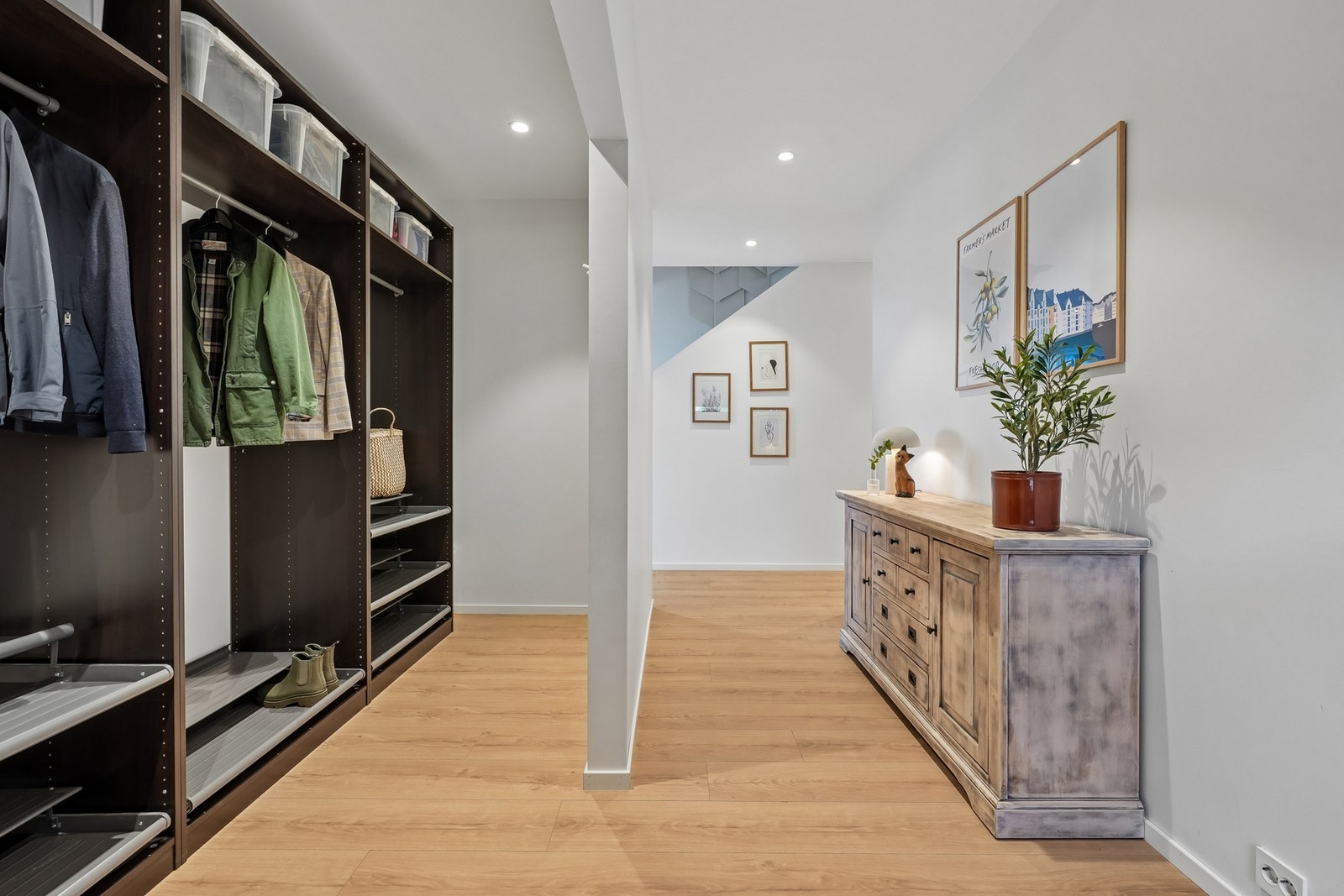 I entréen møtes du av et åpent walk-in closet med både stil og funksjonalitet. Galleribilde