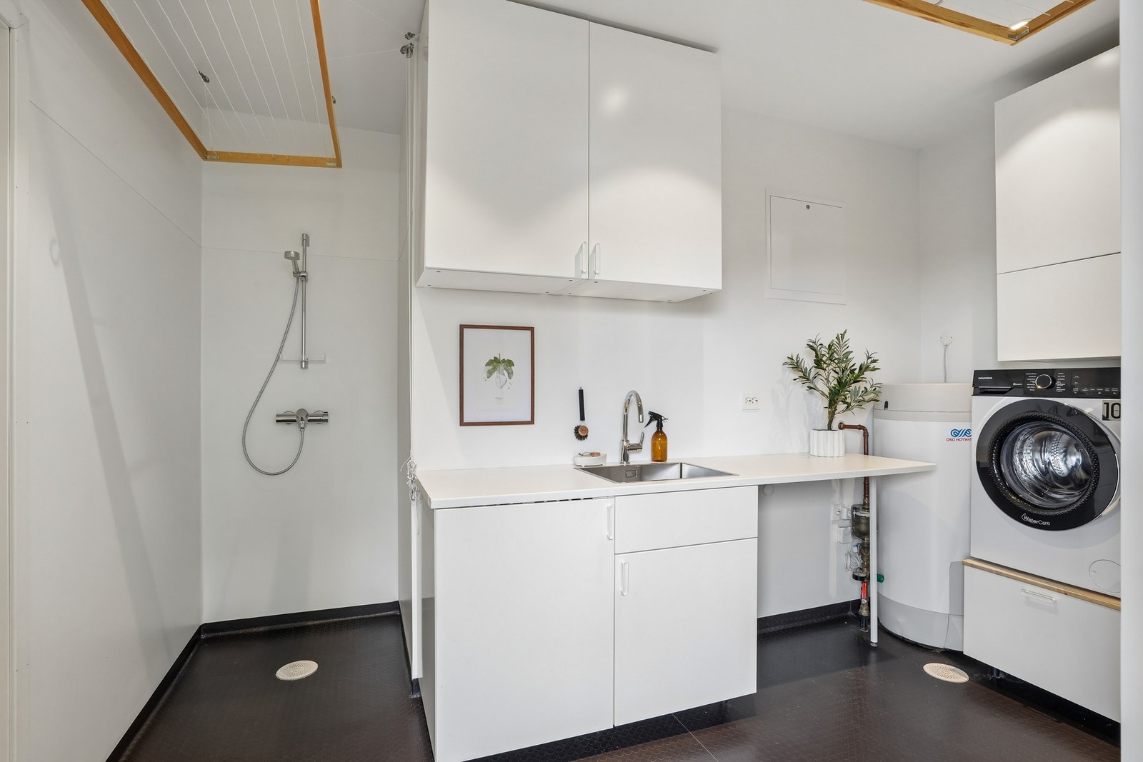 Innredet med hvit laminat innredning med stålkum, nisje for vaskemaskin og tørketrommel, samt dusjhjørne- perfekt for en aktiv familie, med eller uten hund. Galleribilde