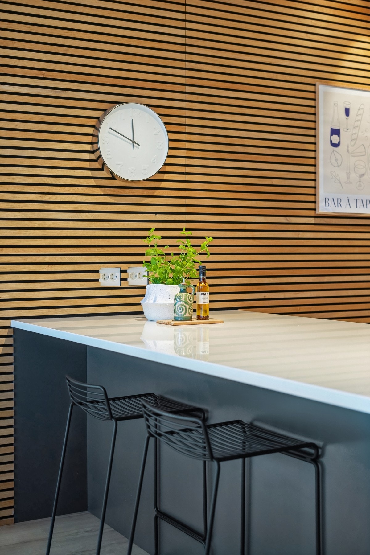 Det er godt med kontaktpunkt ved kjøkkenøyen for matlaging og kakebaking. Galleribilde