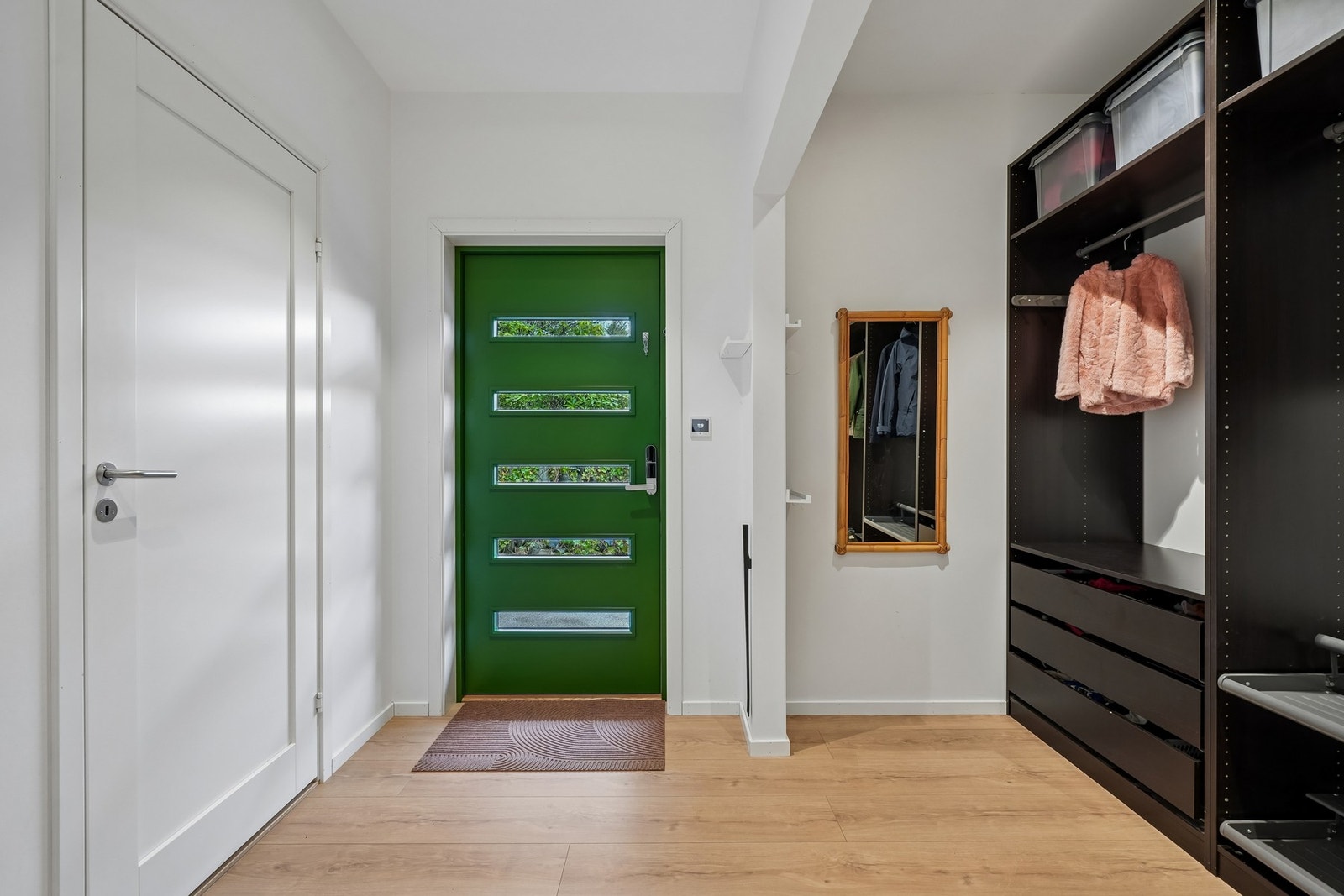Velkommen inn, velkommen hjem! Boligen er utstyrt med kodelås på inngangsdøren, som gir både enkel adgang og økt komfort i hverdagen. Galleribilde