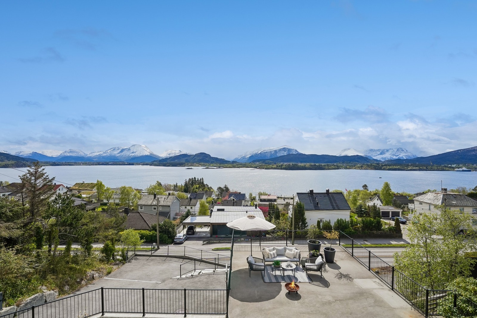 - og storslått panoramautsikt mot Borgundfjorden og Sunnmørsalpene. Galleribilde