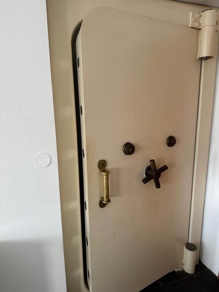 Solid dør inn til det originale bankhvelvet, som i dag fungerer som en unik og sikker bod inne i leiligheten. Galleribilde