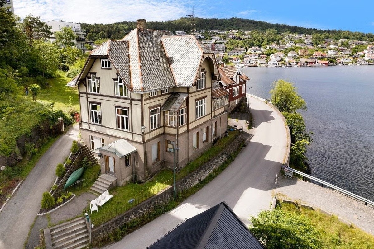 Leilighetens inngangsparti, plassert til venstre på fasaden sett fra landsiden, utgjør den tidligere inngangen til banken og er tegnet av anerkjent arkitekt Galleribilde