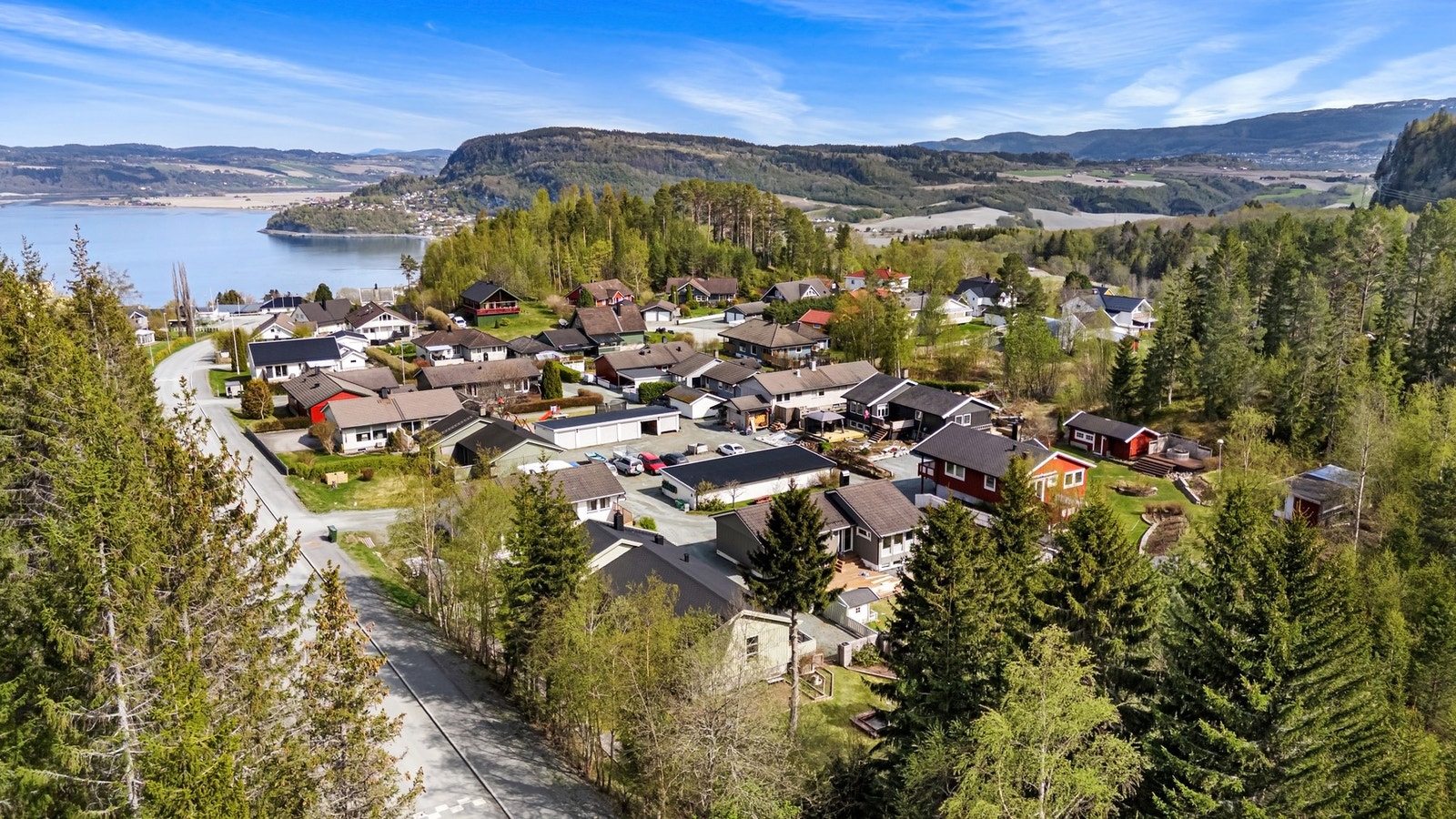 Boligen ligger cirka 2 km fra Buvika sentrum, hvor en finner skole, barnehage, dagligvarebutikker, restauranter, treningsstudio, offentlig transport og de fleste servicefasiliteter. Galleribilde