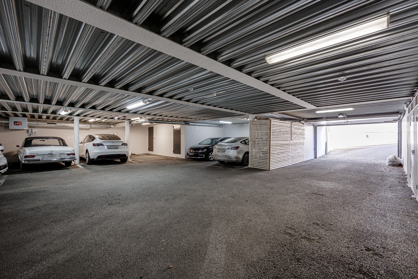 2 garasjeplasser rett frem. (MB + Tesla) Galleribilde